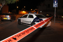 بالصور: إلقاء قنبلة صوتية تجاه أحد البيوت في حي العجمي بمدينة يافا 